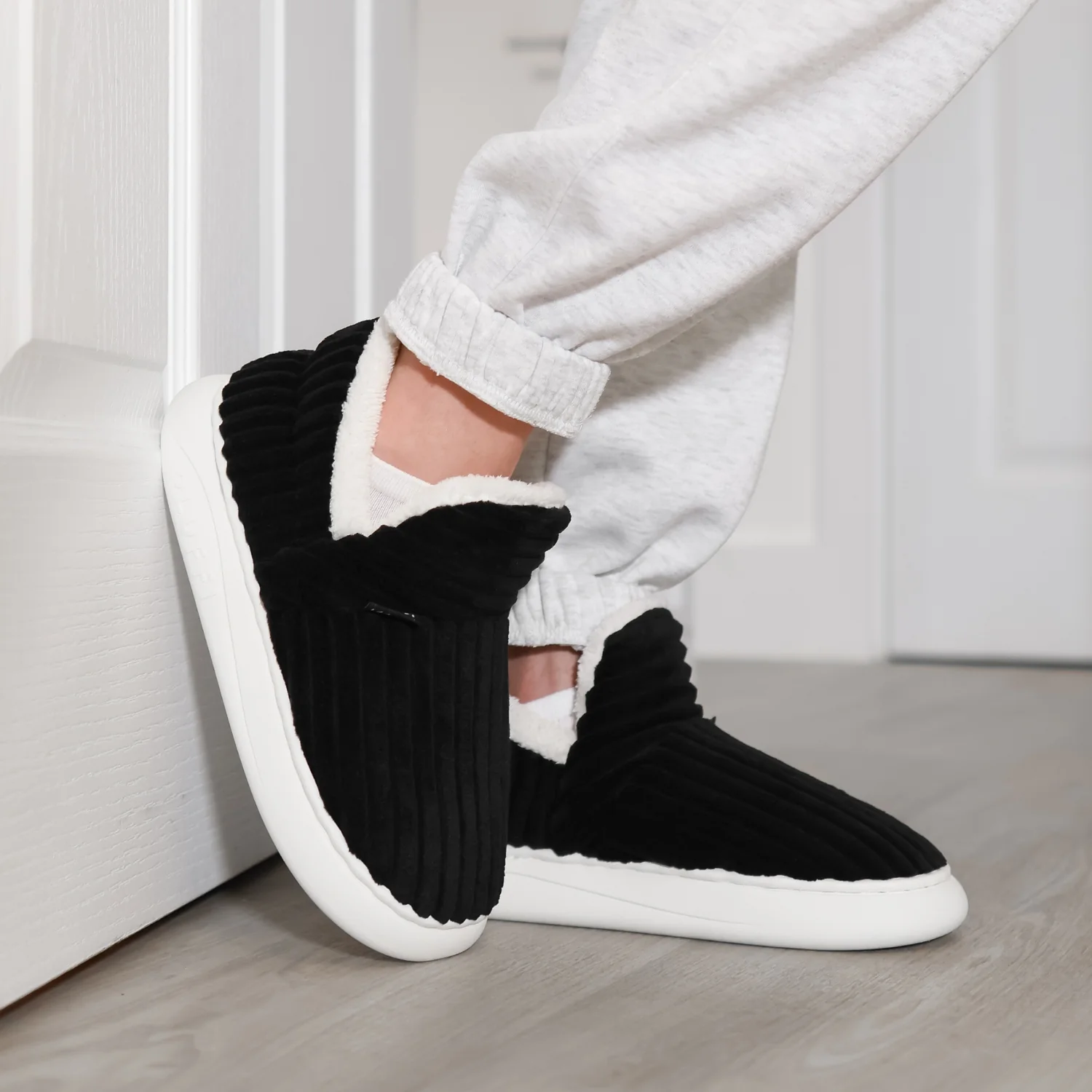 Black cloud slippers